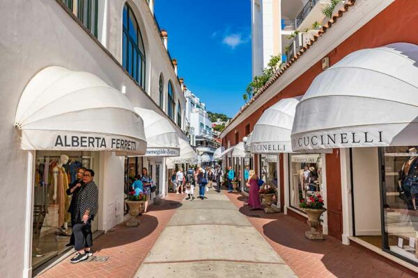 Via Camerelle la via dello shopping